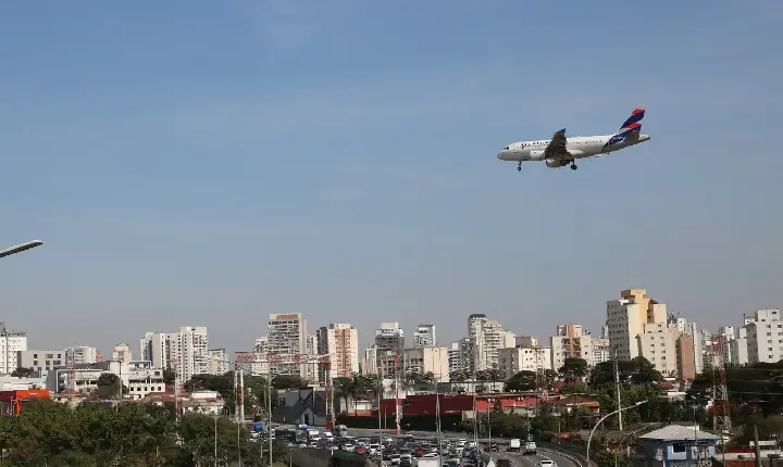 Empresas aéreas terão linha de crédito para enfrentar alta de custos