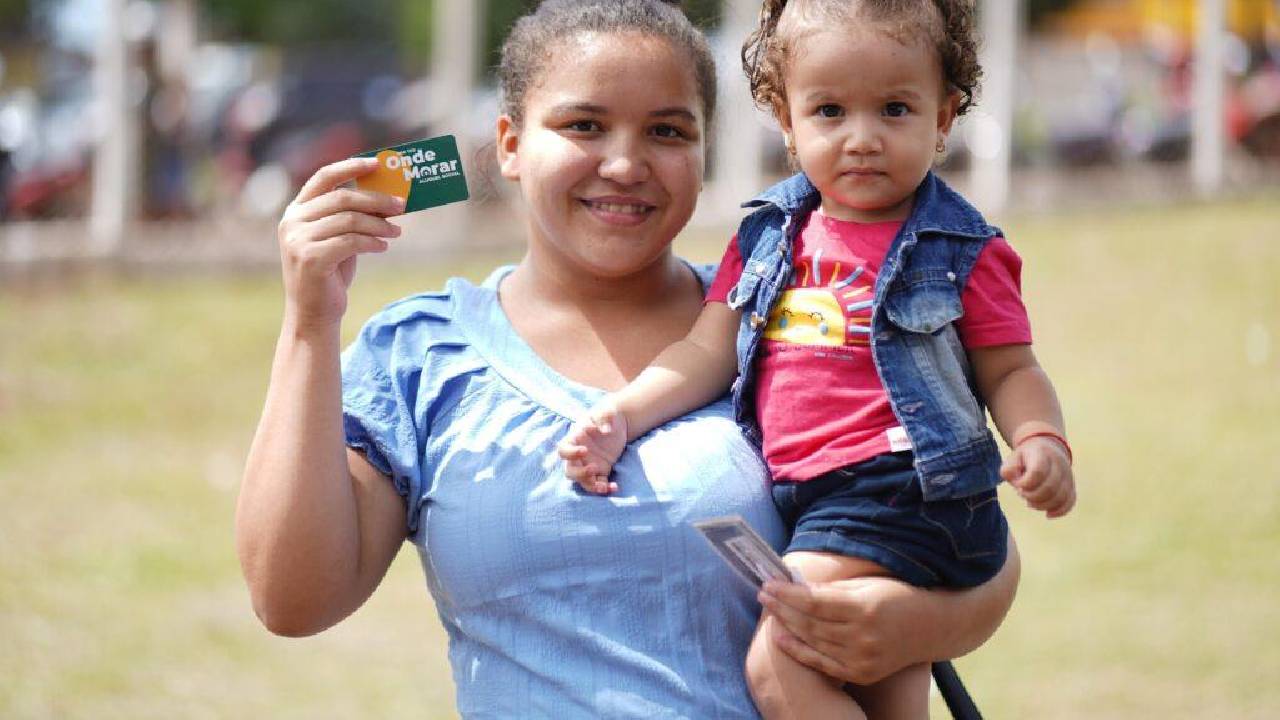 Governo de Goiás e Prefeitura de Aparecida entregam 400 cartões do Aluguel Social