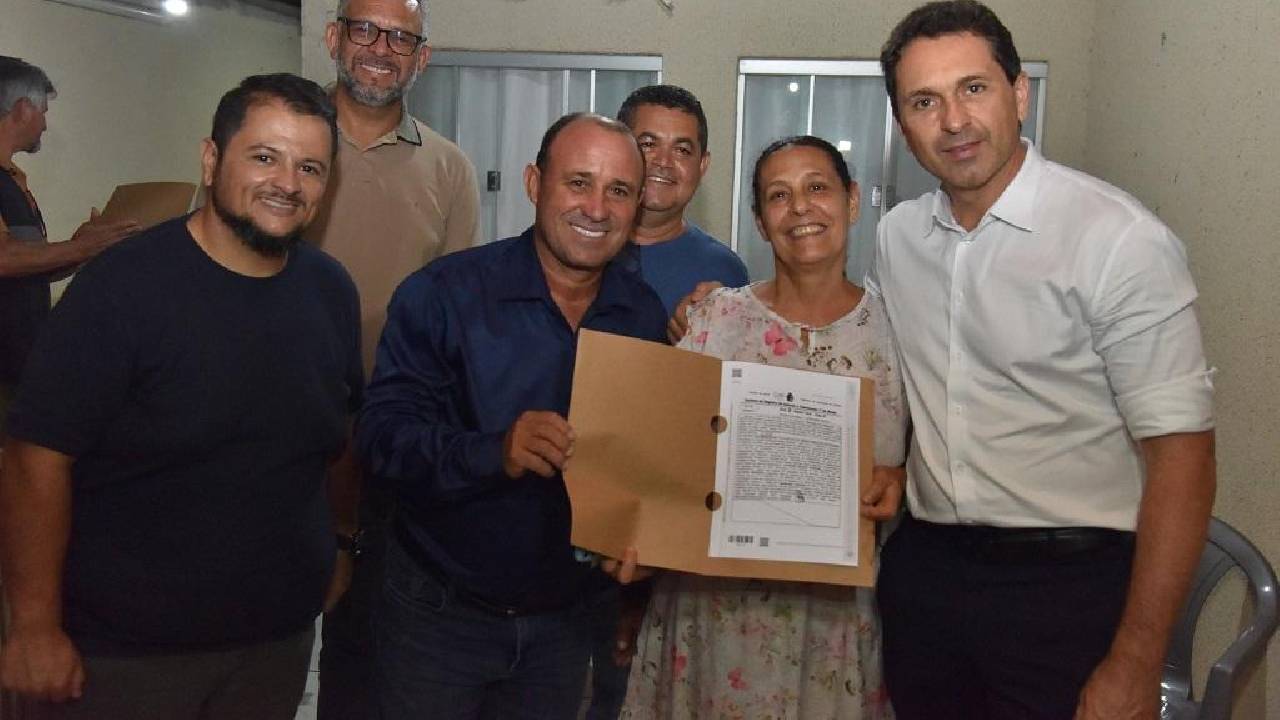 Prefeito Vilela entrega escrituras a moradores do Retiro do Bosque e consolida dignidade para famílias