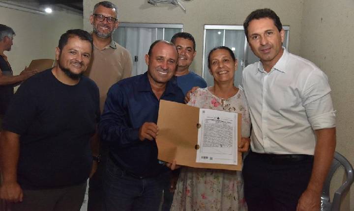 Prefeito Vilela entrega escrituras a moradores do Retiro do Bosque e consolida dignidade para famílias