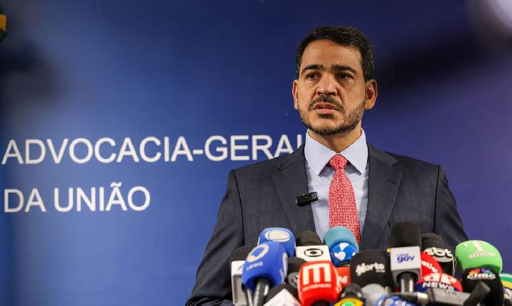 Senador apresenta relatório favorável à indicação de Messias ao STF