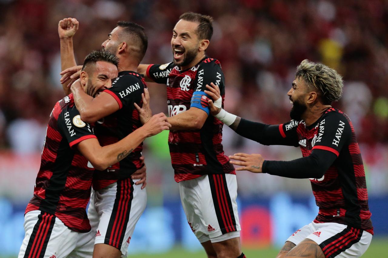 Em jogo movimentado, Mengão joga bem e vence o São Paulo por 3 a 1 no Maracanã