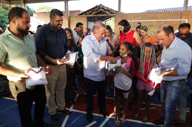 Estudantes de Aparecida recebem novos kits de uniformes