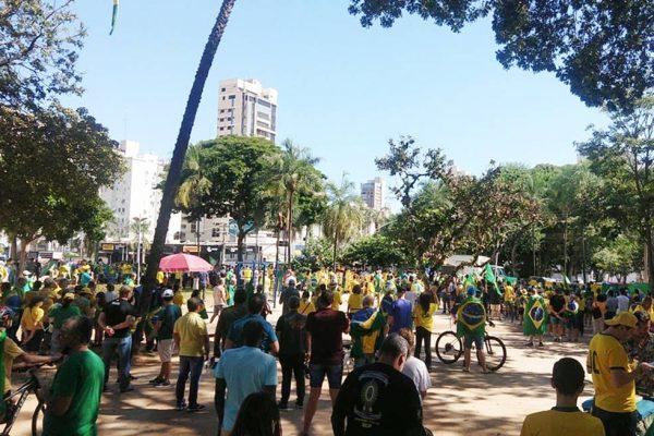 Manifestantes pró-Bolsonaro realizam ato em Goiânia