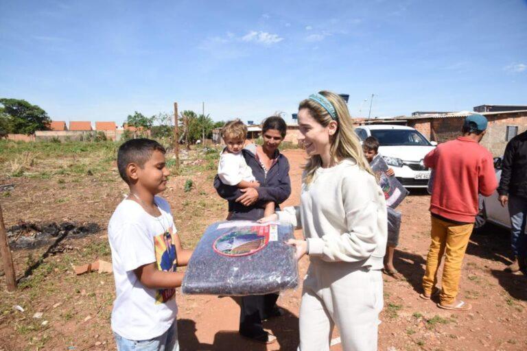 Moradores da ocupação Norberto Teixeira recebem doação de cobertores