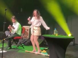 Bebel Gilberto pisa em bandeira do Brasil durante show nos EUA