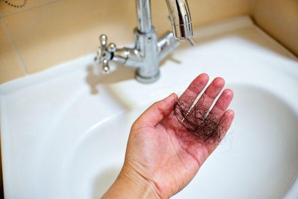 Colesterol alto pode causar queda de fios e cabelo branco, diz estudo