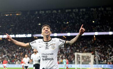 Corinthians vence Bragantino e encerra seca de vitórias no Brasileiro