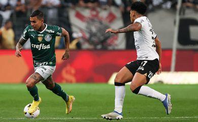 Palmeiras bate Corinthians e amplia vantagem na ponta do Brasileiro