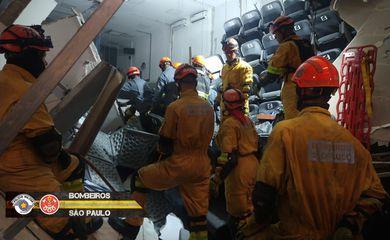 Bombeiros encerram buscas em desabamento que deixou nove mortos