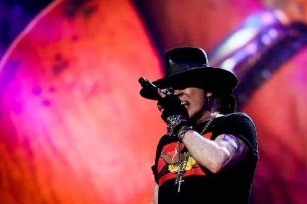 Funcionária é demitida de hotel após filmar vocalista do Guns N’ Roses