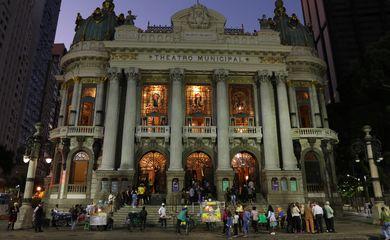 Público lota concerto para os 100 anos do rádio no Brasil