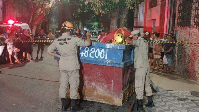 Corpo é encontrado enrolado em lençol dentro de caçamba de lixo no centro de Manaus