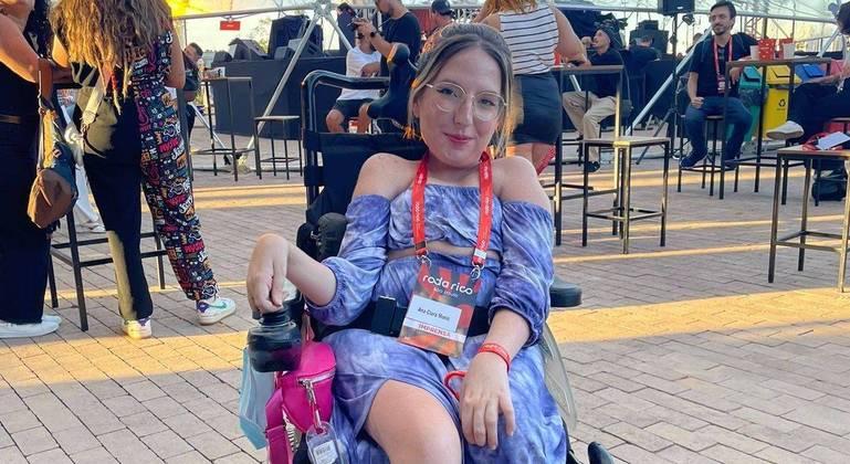 Cadeirante é convidada para inauguração da roda-gigante e sofre com falta de acessibilidade