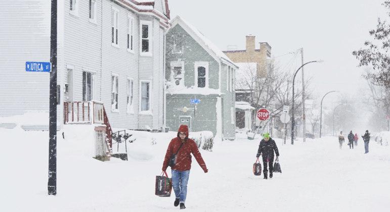 Governadora quer que Nova York seja declarada zona de catástrofe após tempestade de inverno