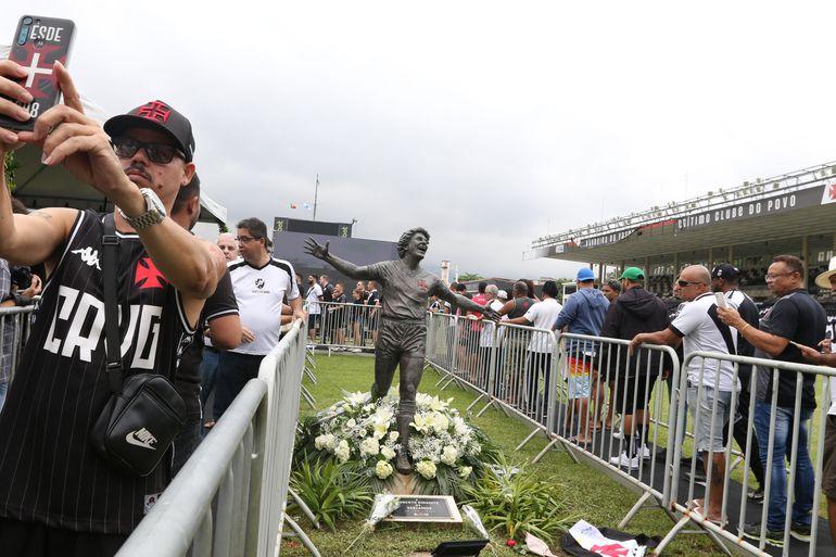 Fãs de Roberto Dinamite se despedem do craque vascaíno em São Januário