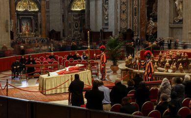 Papa elogia Bento XVI; Vaticano se prepara para funeral
