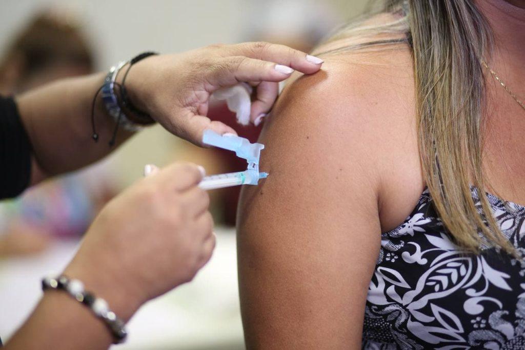 Brasil começa a aplicar vacina bivalente contra covid-19
