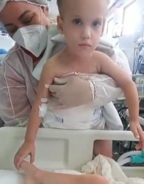 Gêmeas siamesas separadas se reecontram pela primeira vez após a cirurgia