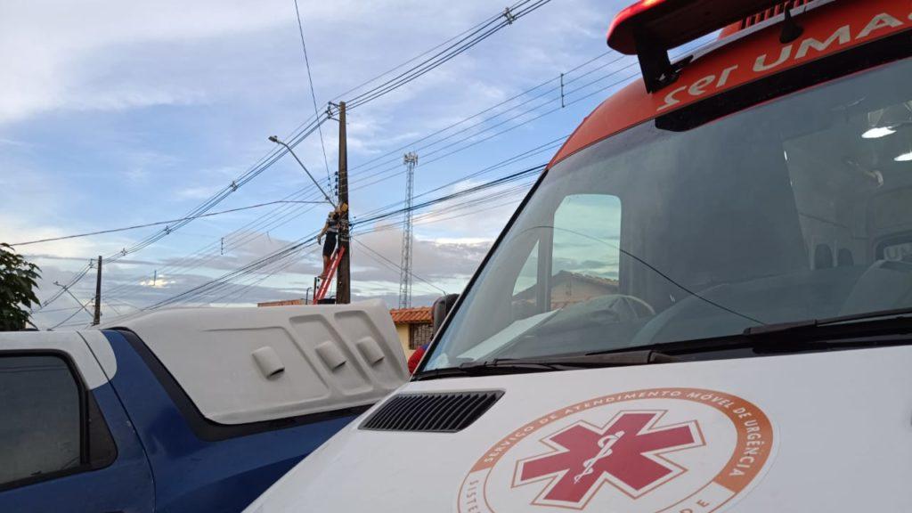 Homem que morreu eletrocutado e ficou pendurado em poste é identificado em Manaus; confira