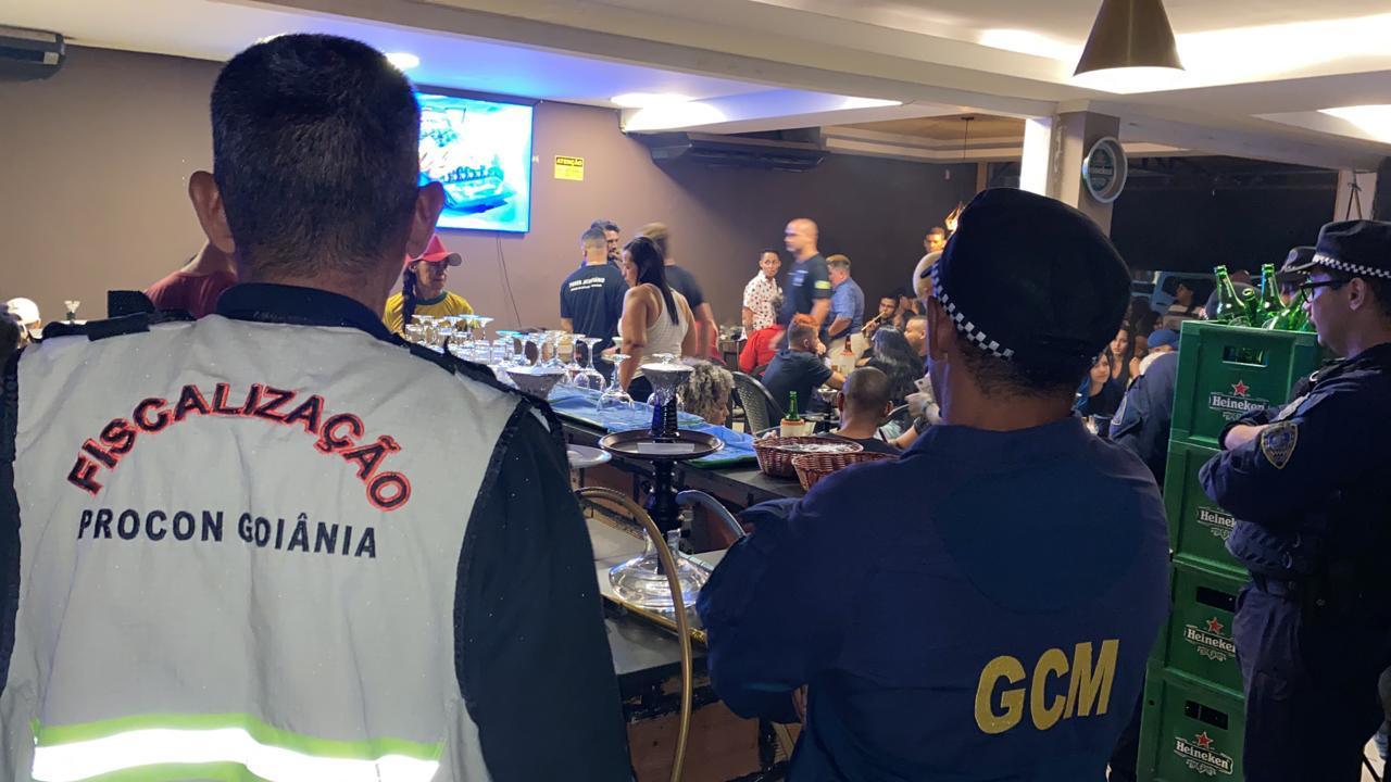 Procon apreende 200 kg de essências vencidas de narguilé em estabelecimentos de Goiânia