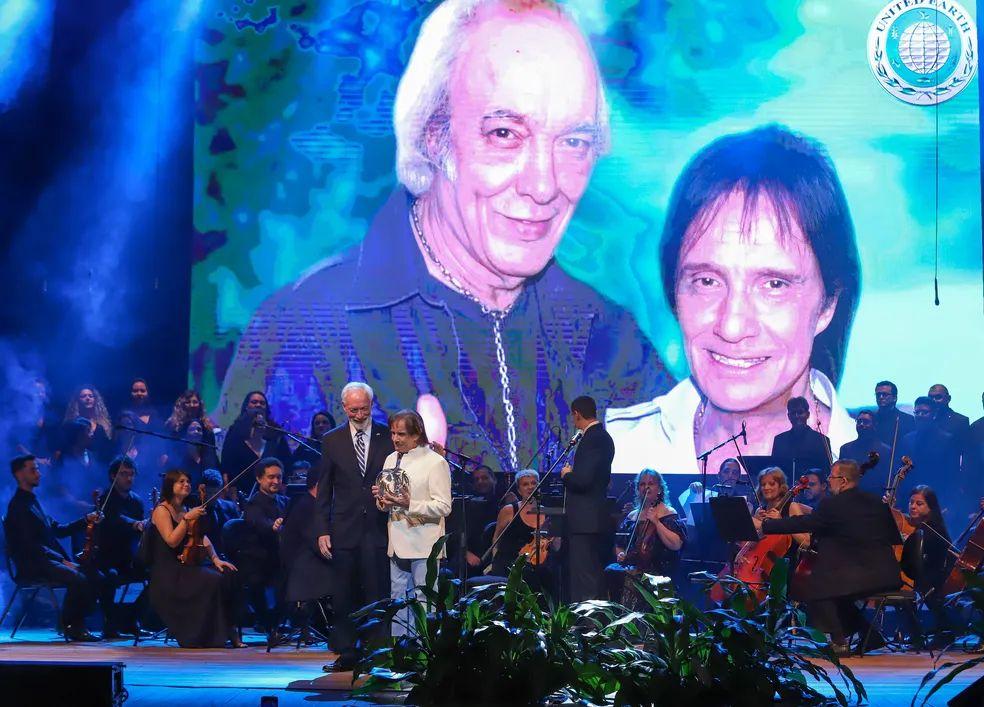 Roberto Carlos e Erasmo Carlos são homenageados com Prêmio Nobel Verde no Teatro Amazonas