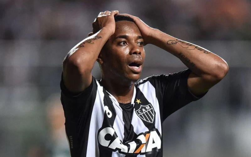 Robinho se diz perseguido e reclama de constrangimento na porta de casa