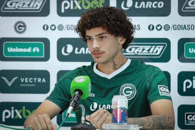Vitória tem interesse em zagueiro do Goiás