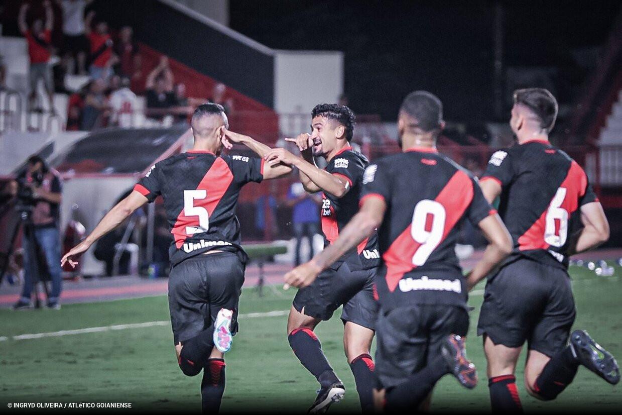 Atlético Goianiense supera expulsão e vence o Londrina na Série B