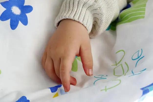 Após término de relacionamento, mãe tenta matar a própria filha