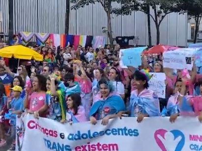 ‘Crianças Trans Existem’: Faixas erguidas na Parada LGBT+ de SP são alvo de críticas