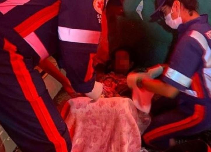 PMs ajudam mulher a dar à luz no meio da rua em Manaus