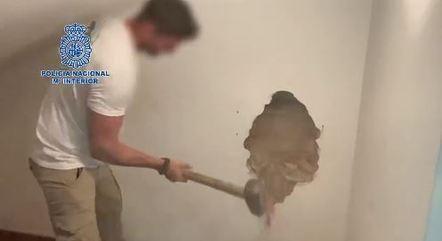 Polícia encontra corpo de mulher desaparecida há 9 anos dentro de parede