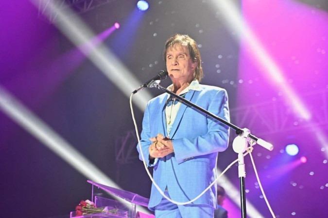 Roberto Carlos canta na Romaria de Trindade (GO), neste domingo (25/6)