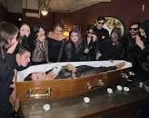 Ô loco, meu! Jovem celebra seus 28 anos com uma festa de “velório”