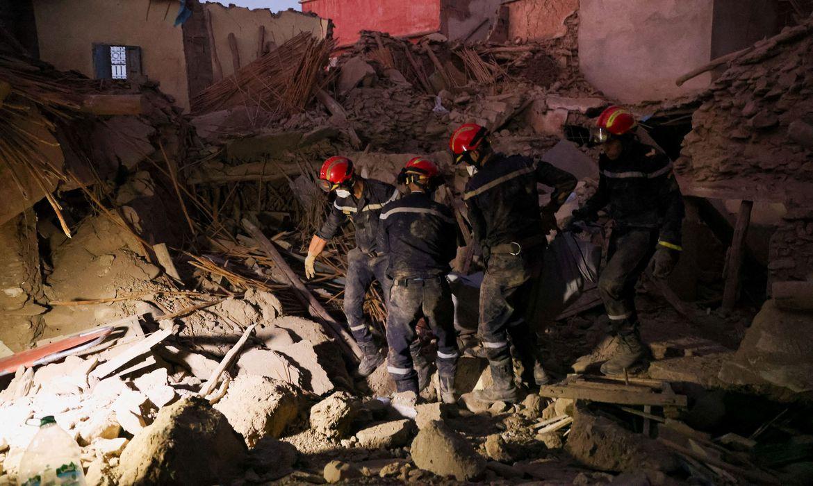 Número de mortos após terremoto no Marrocos passa de 2.800...  Leia mais no texto original: (https://www.poder360.com.br/internacional/numero-de-morto