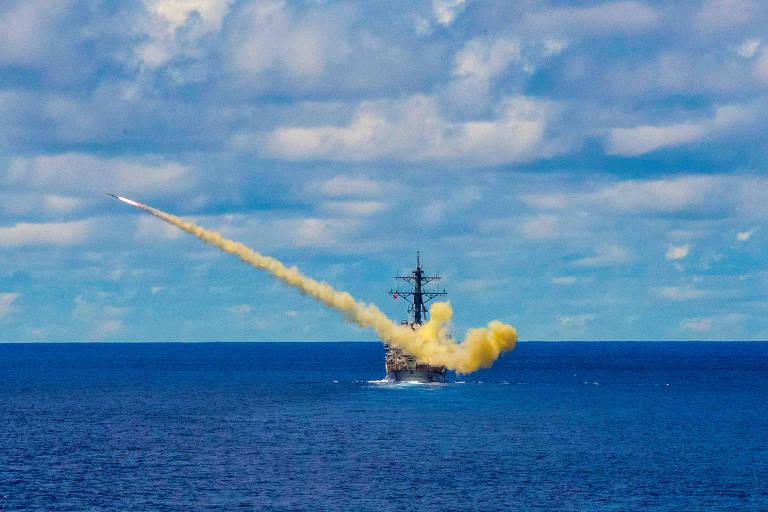 EUA interceptam mísseis lançados por aliados do Irã; o destino seria Israel