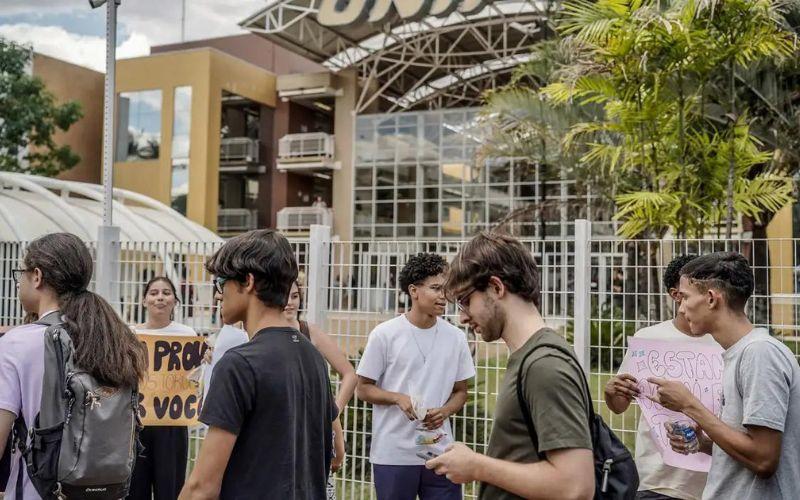 MEC anula questão do Enem que já havia aparecido em prova de 2010; abstenção do 2º dia é de 32%