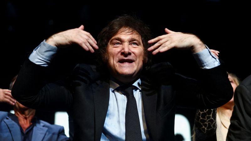 Milei: o economista libertário que convenceu os argentinos a 'dinamitar o sistema' eleito presidente