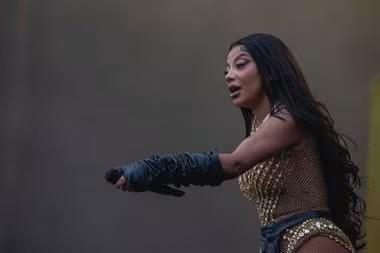 Assista: Ludmilla foge de homem que invadiu palco durante show no réveillon de Copacabana