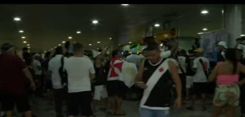 Torcedores do Vasco da Gama lotam o Aeroporto de Manaus a espera de jogadores