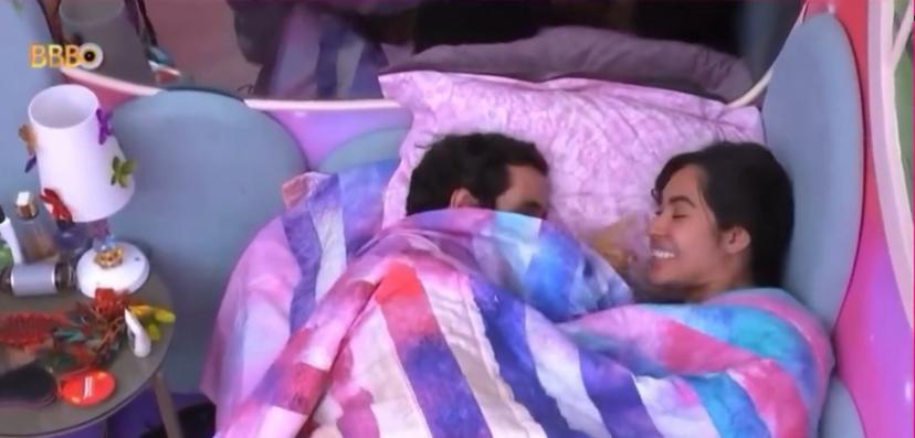 Assista: Matteus e Isabelle se beijam pela primeira vez embaixo do edredom no BBB 24