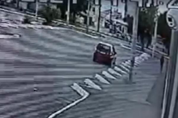 Assista: Professor de música é preso após ser flagrado se masturbando em frente a escola