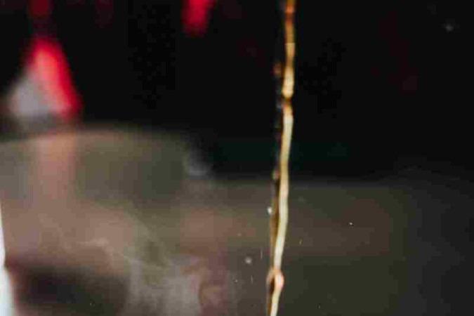 Mulher toma café com inseto e fica em estado grave na Espanha