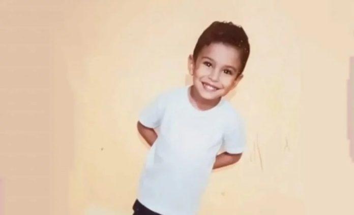 Velório e enterro de menino de 4 anos espancado até a morte é realizado em Manaus