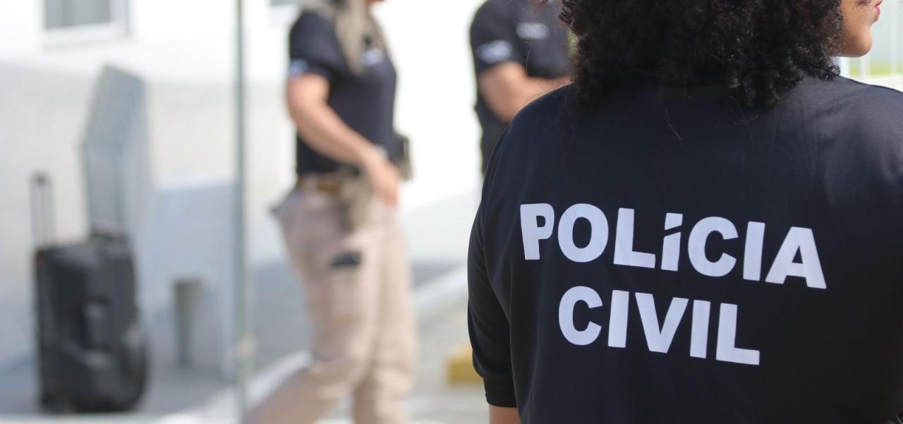 Mulher é presa após colocar criança em geladeira