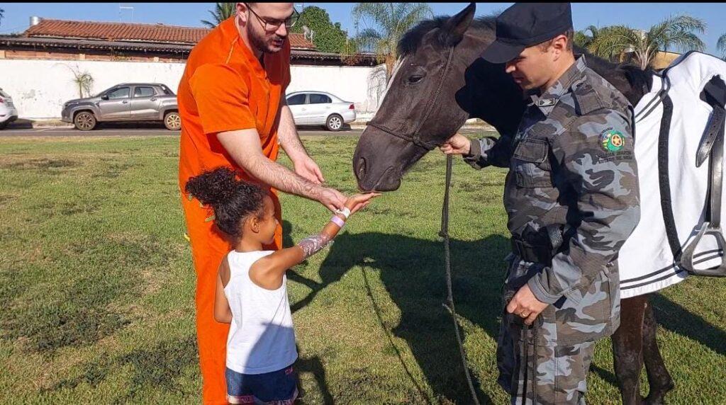 Pacientes do HMAP recebem visita de cavalo da Polícia Militar de Goiás