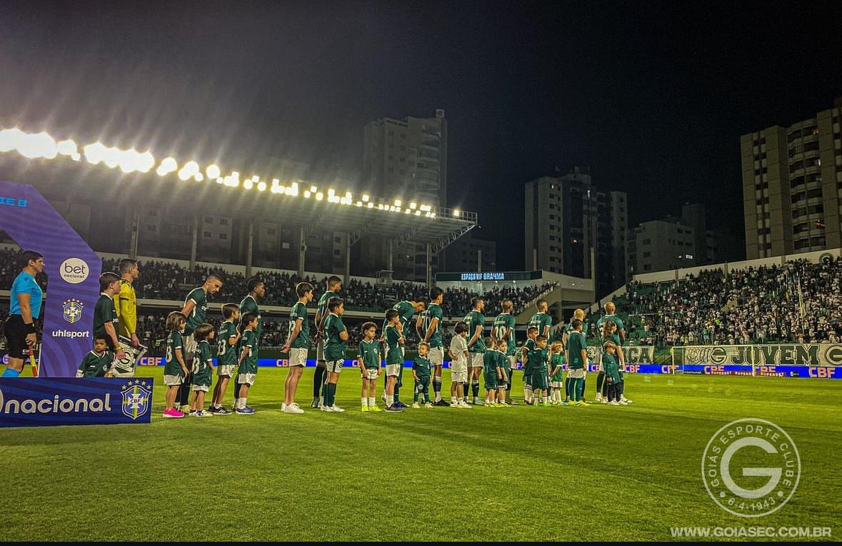GOIÁS EMPATA COM O CRB NO ESTÁDIO HAILÉ PINHEIRO
