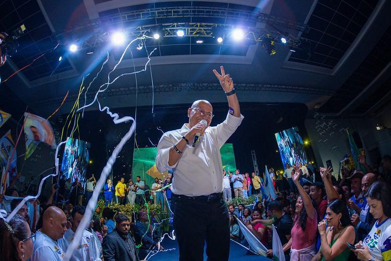 Mais de 5 mil pessoas lotam Atlanta para saudar chapa Professor Alcides e Max Menezes