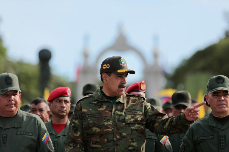 Militares venezuelanos cerram fileiras em torno de Maduro